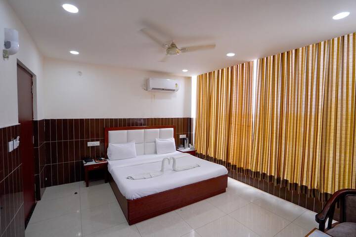 Room 5 of 16