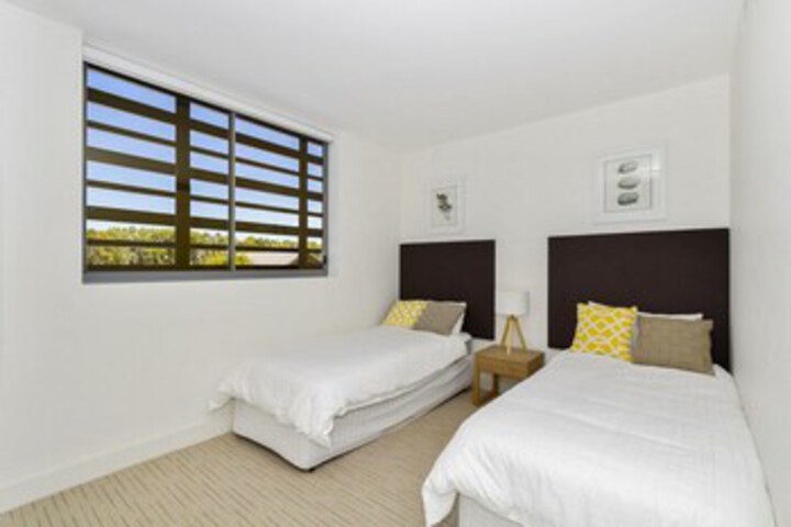 Room 7 of 12