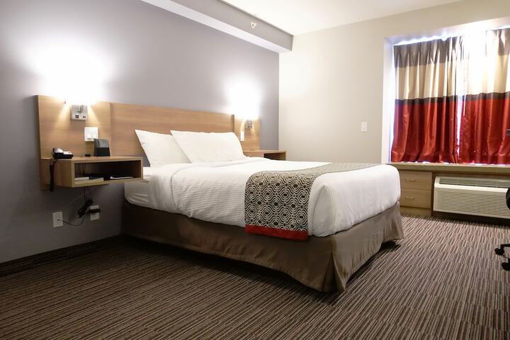 1 Queen Bed (50 of 50)