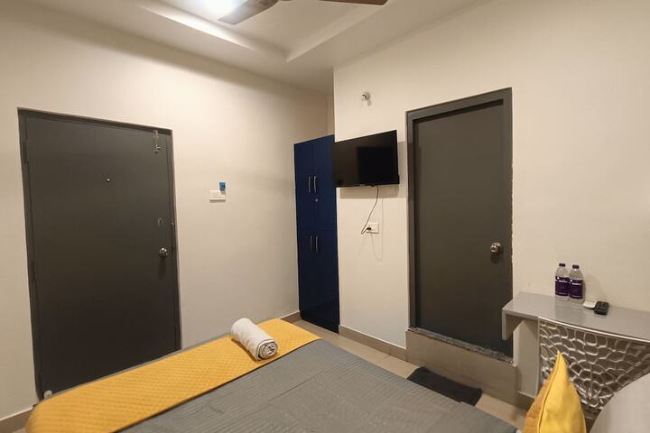 Room 6 of 10