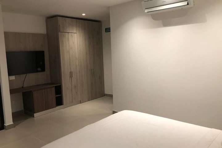Room 4 of 8