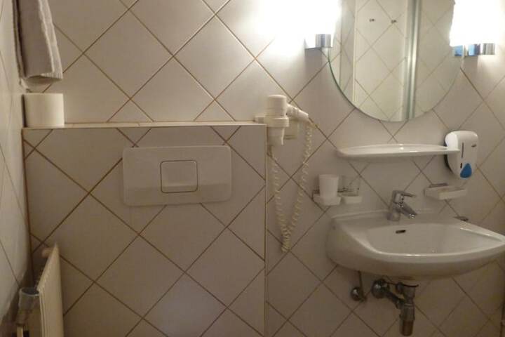 Room 11 of 28