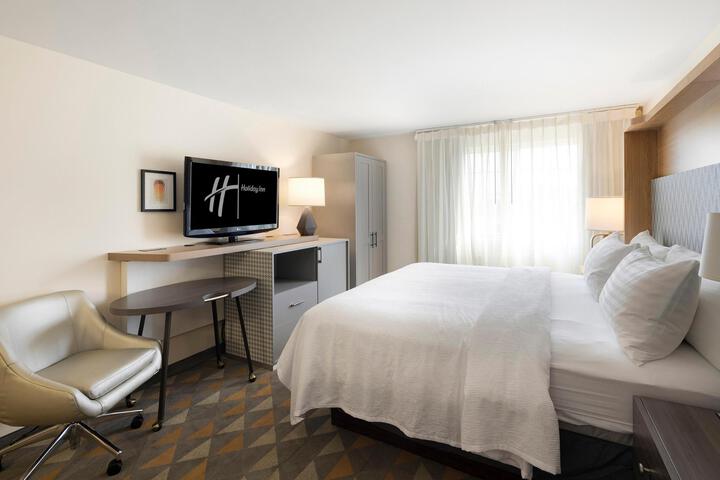 1 King Bed (2 of 17)