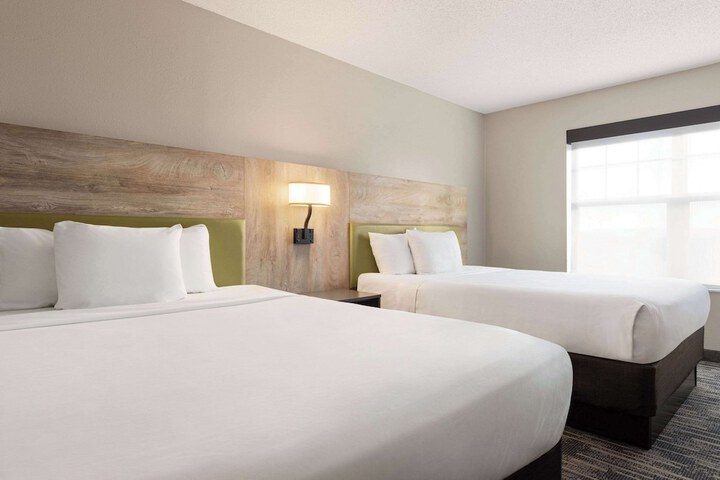 2 Queen Beds (8 of 10)