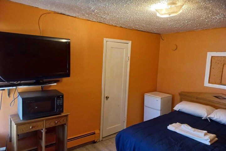 Room 27 of 38