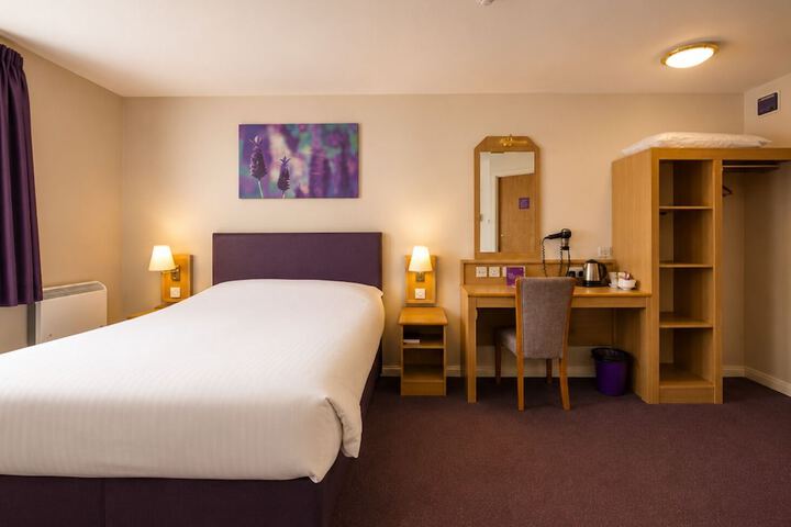 Room 9 of 18