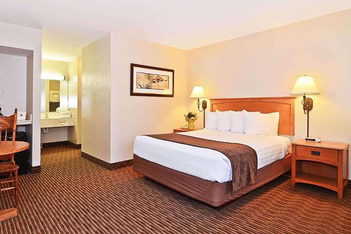1 Queen Bed (5 of 14)