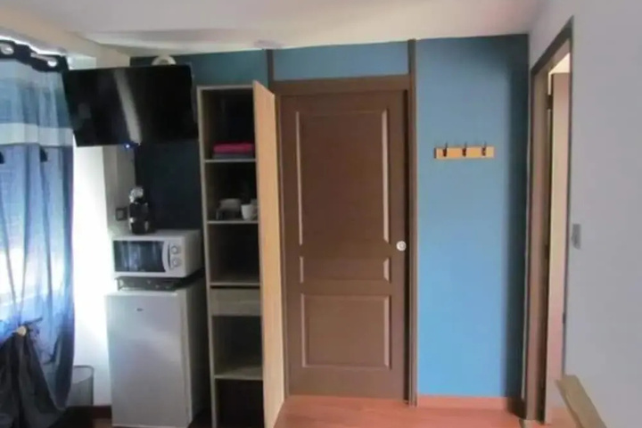 Room 6 of 9