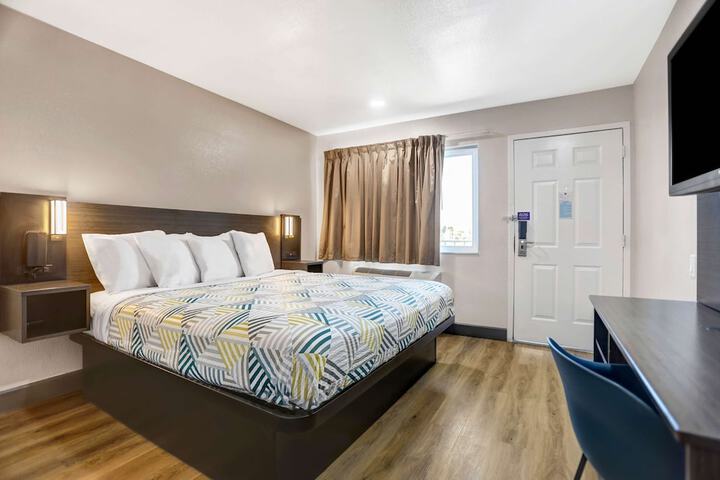 1 King Bed Refrigerator (5 of 11)