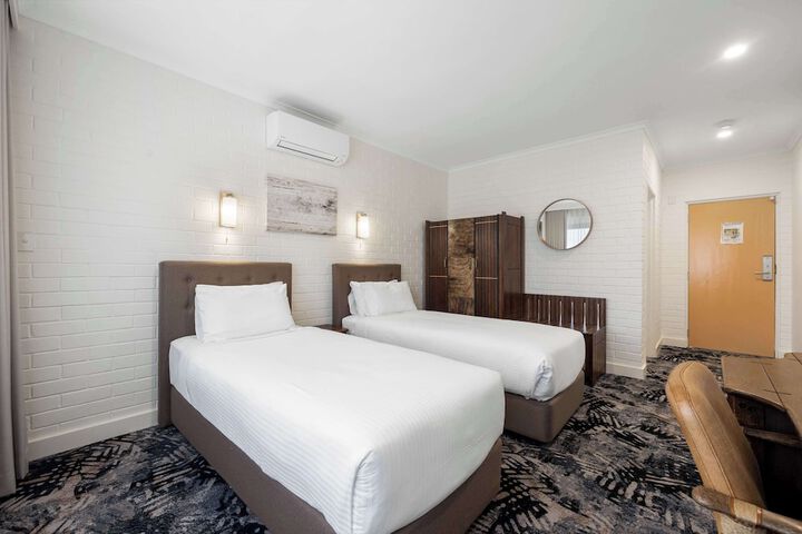 Room 5 of 68