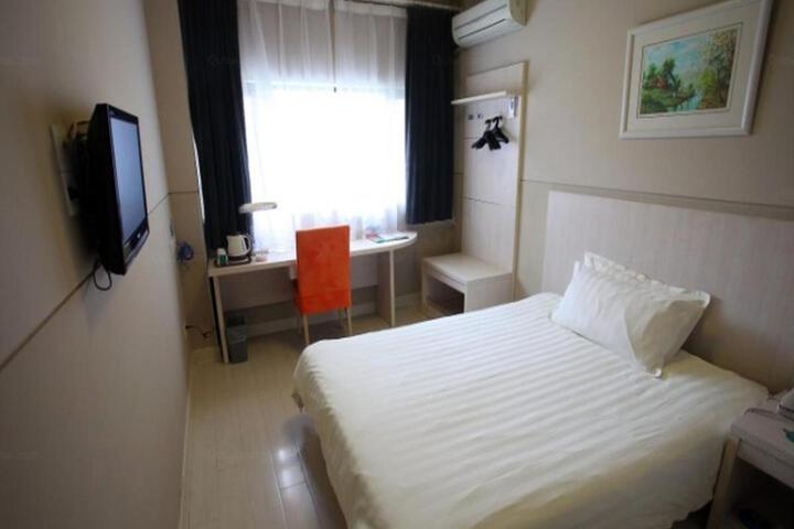 Room 3 of 8