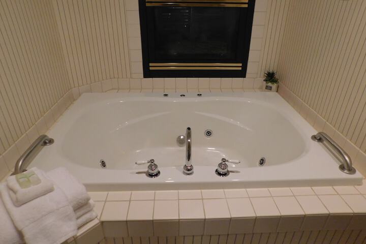 Hot Tub 6 of 15