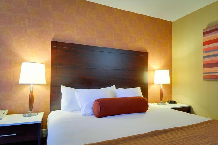 1 Queen Bed Exterior Accessible Microwave and Refrigerator Full Breakfast (21 of 22)