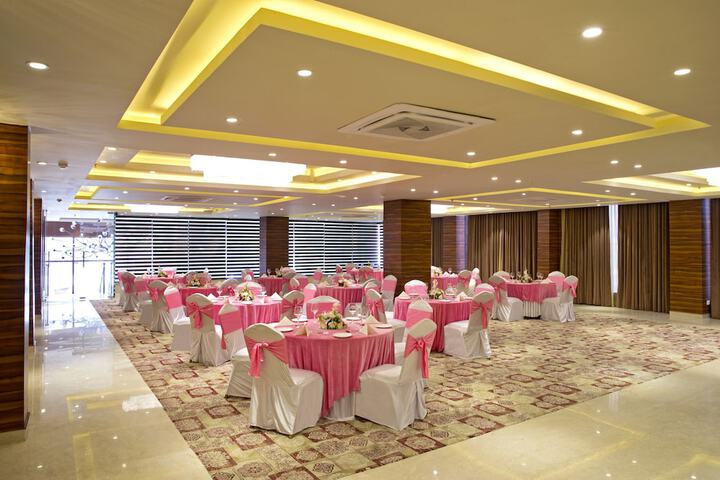 Ballroom/Hall 43 of 52