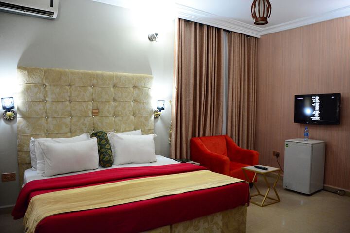 Room 6 of 13