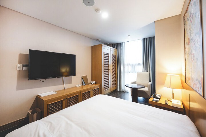 Room 42 of 151