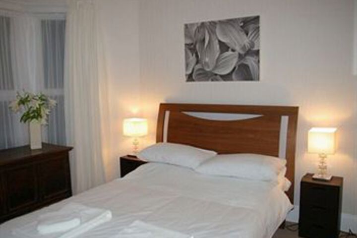 Room 7 of 12
