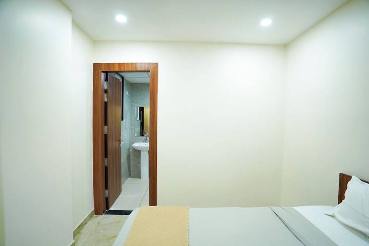 Room 10 of 77