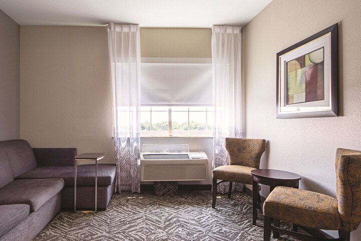 1 King Bed Mobility Hearing Accessible Room Bathtub with Grab Bars (2 of 22)