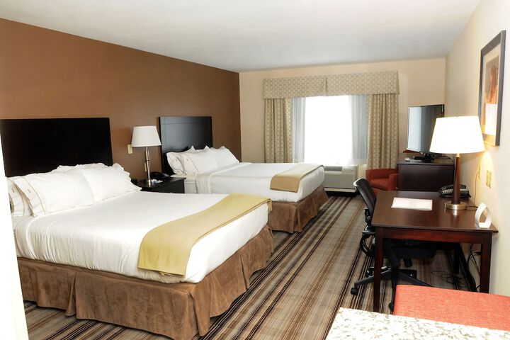 2 Queen Beds (7 of 8)
