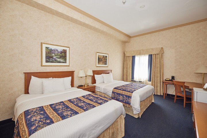 1 Queen Bed (7 of 9)