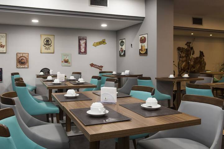 Breakfast/Coffee Service 103 of 125