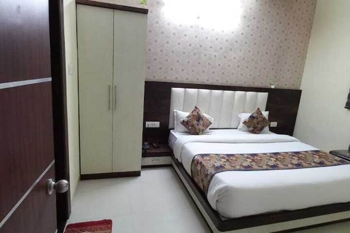 Room 9 of 15