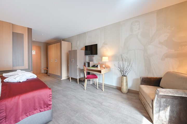 Room 5 of 119