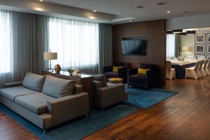 Lounge 103 of 160