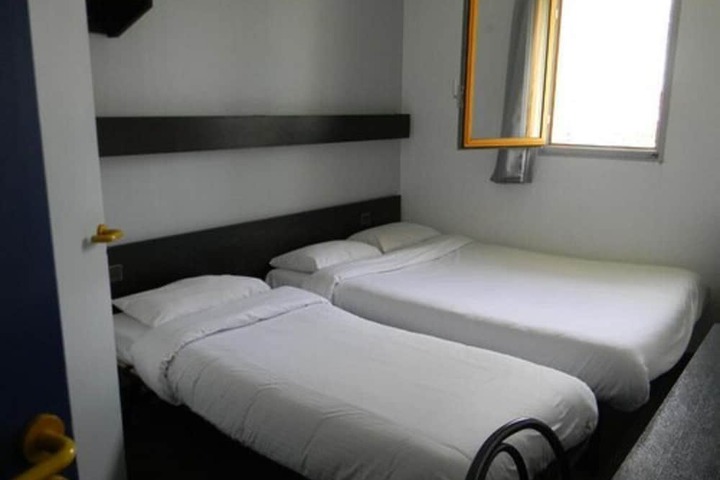 Room 12 of 76