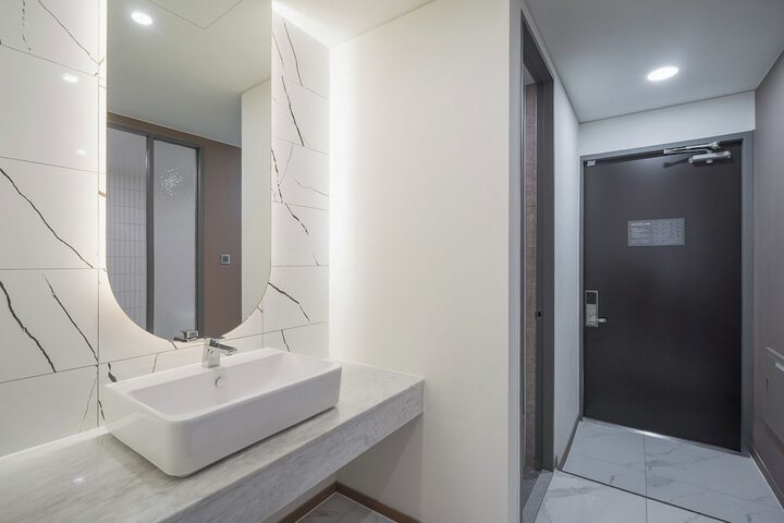 Room 15 of 83