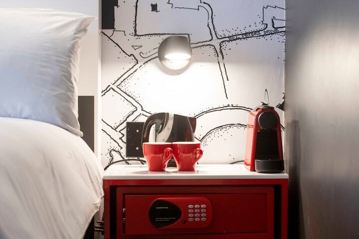 Room 43 of 165