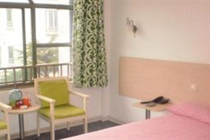 Room 4 of 12