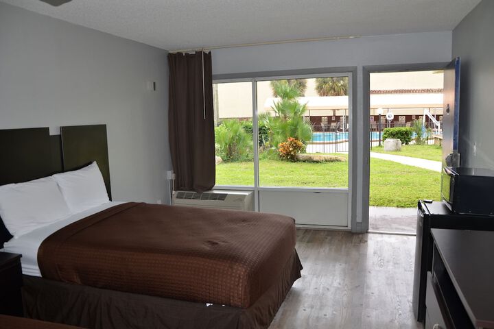 1 King Bed (9 of 11)