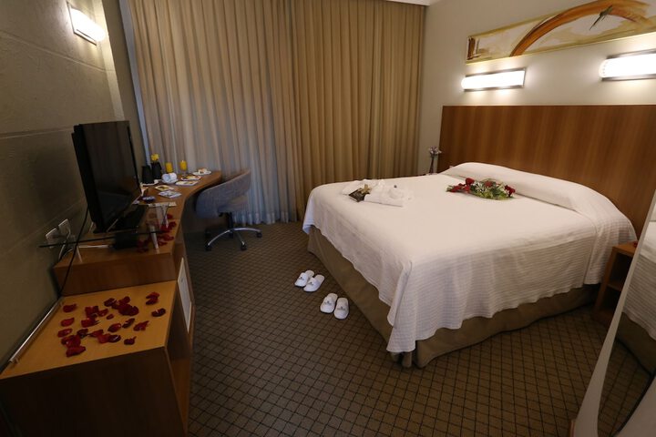 Room 28 of 100