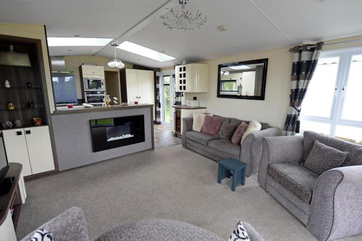 Reis Ceirios Lodge - Croft Country Park with Swimming Pool