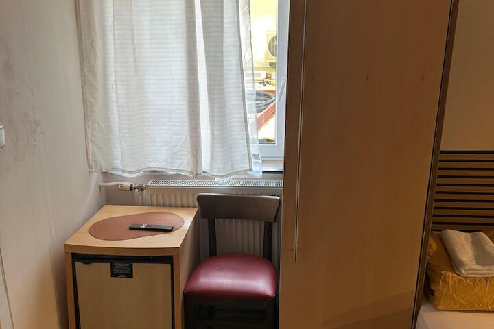 Room 12 of 25