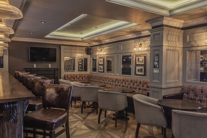 Lounge 49 of 79