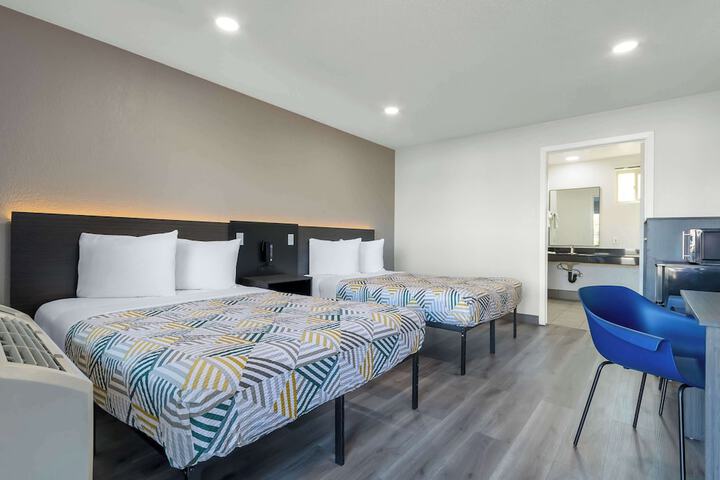 Double Accessible Queen Size Bed (5 of 7)