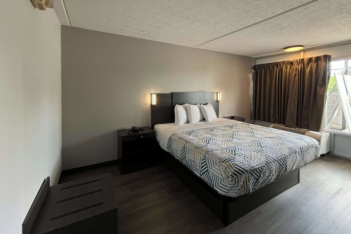 1 King Bed (1 of 11)
