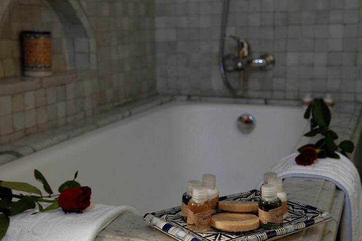 Deep soaking bathtub