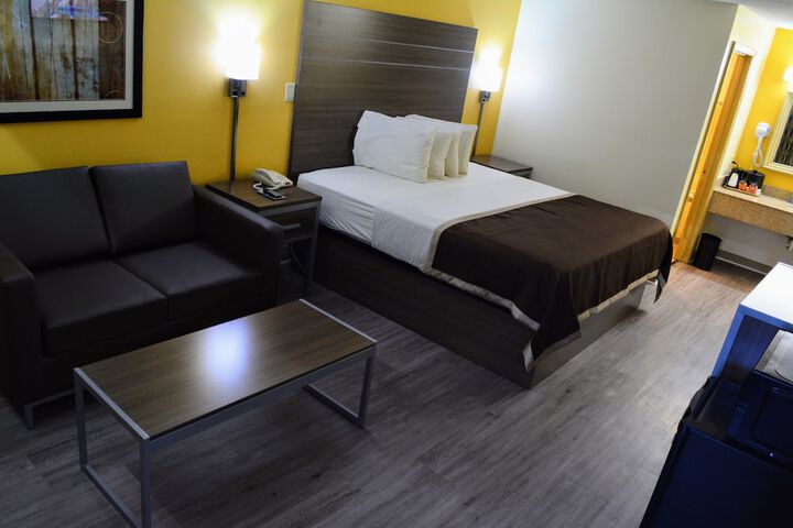 1 King Bed (4 of 12)