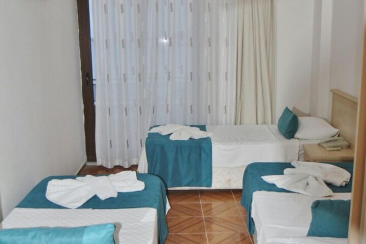 Room 4 of 16