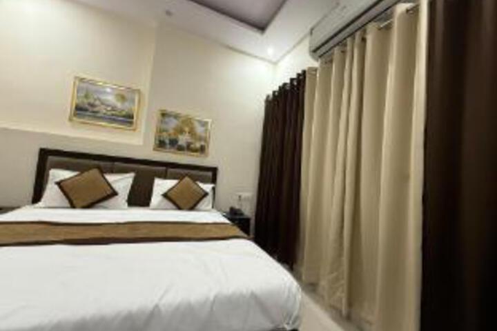 Room 14 of 16