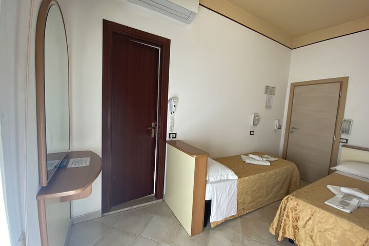 Room 9 of 108