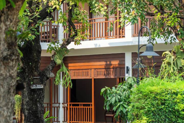 Hotel Exterior 108 of 136