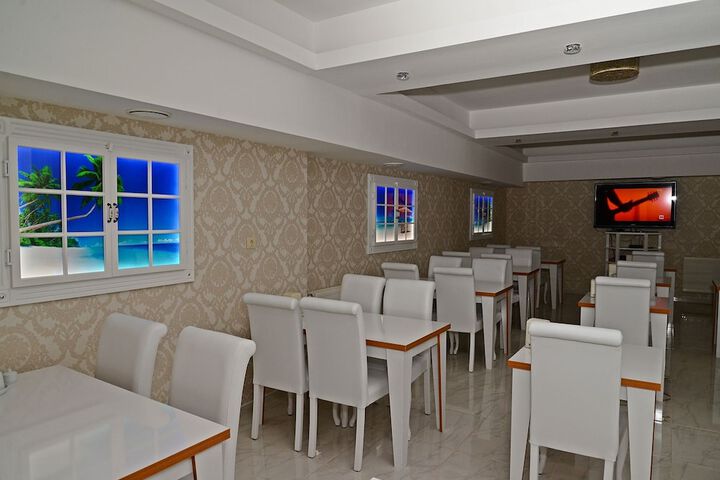 Dining 16 of 22