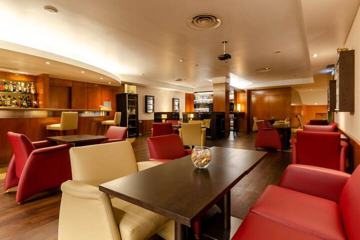 Lounge 76 of 81