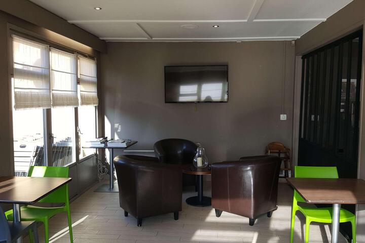 Lounge 14 of 65
