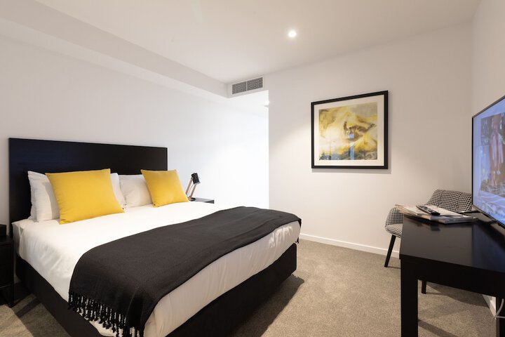 Room 4 of 33